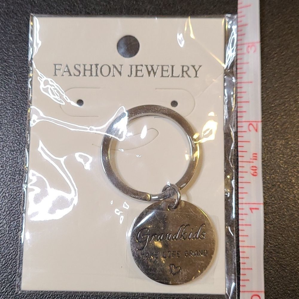 "Grandkids make life grand" Keychain - Picture 2 of 2